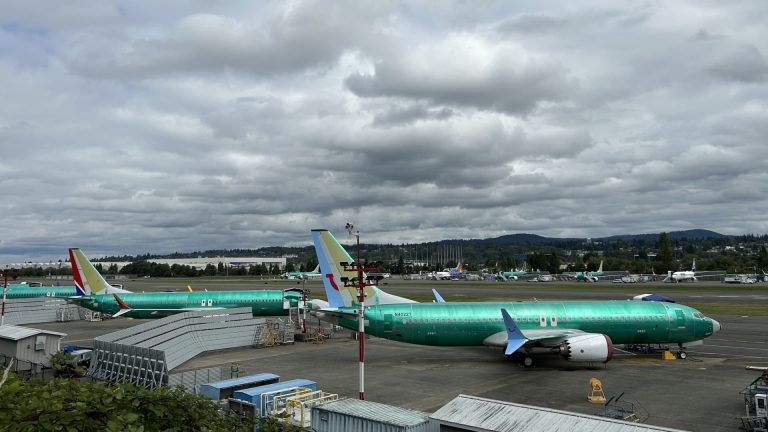 FAA to leave Boeing to sign 737 Maxes, 787