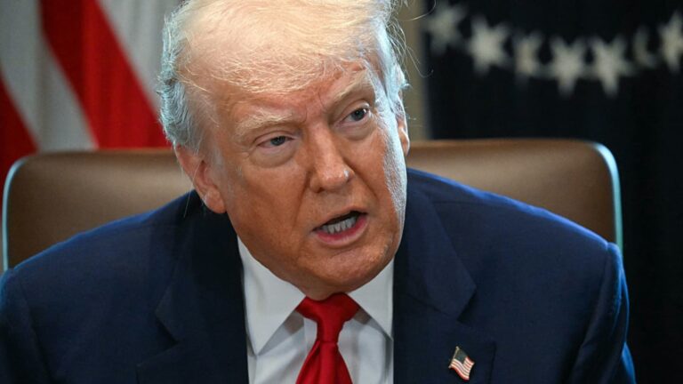 Trump signs order to stimulate the manufacture of American drugs