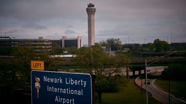 Why control of American air traffic is under tension