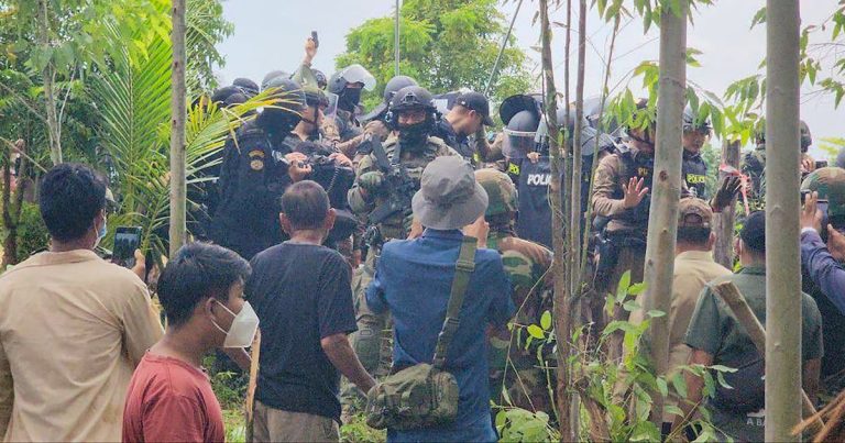 Thai security forces face Cambodian demonstrators on the disputed border – Radio Free Asia