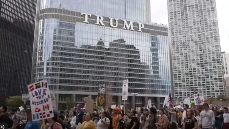 A massive crowd begins to flock to protest against the kings