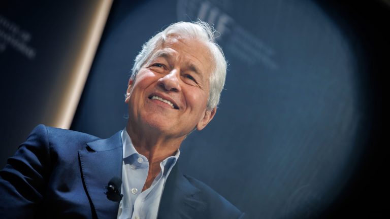 JPMorgan Chase reaches deal to become Apple credit card issuer, source says