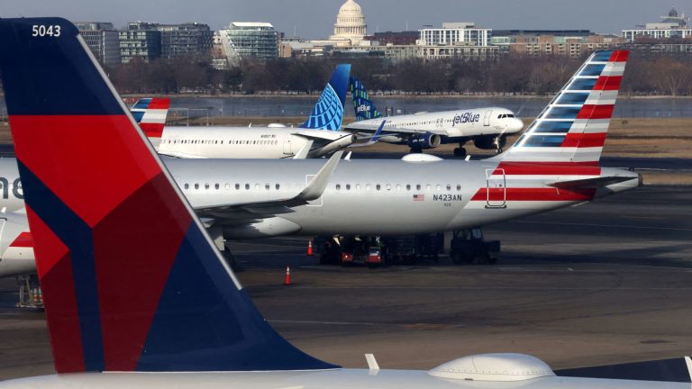 Airline CEOs urged by lawmakers to lower fares if fuel prices fall