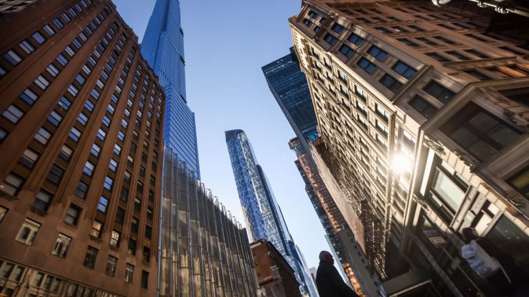 Manhattan luxury real estate sales hold up